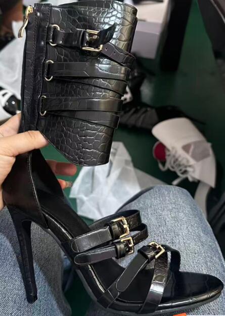 セクシーな黒革オープントゥクロスベルトバックルストラップサン - Sandal Strappy Heeled のレビューと価格